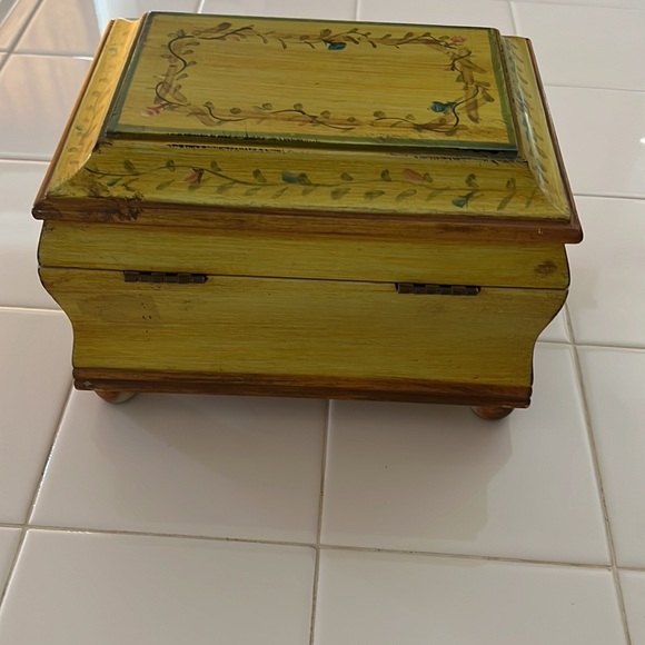 Antique locking small chest - Picture 5 of 8